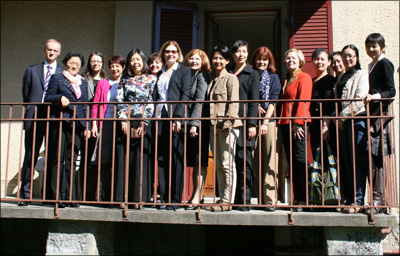 La délégation de l'Association des femmes de la province d'Anhui pose pour la photographie avec les responsables du Bureau Information Femmes, du Swiss-Chinese Women Forum et de la Section romande de la Société Suisse-Chine - Lausanne - 17 mars 2014 La délégation de l'Association des femmes de la province d'Anhui pose pour la photographie avec les responsables du Bureau Information Femmes, du Swiss-Chinese Women Forum et de la Section romande de la Société Suisse-Chine - Lausanne - 17 mars 2014