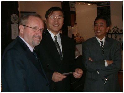 M. Ren&eacute; PFIFFER, pr&eacute;sident honoraire de notre Association, en compagnie de M. LI Keming, attach&eacute; culturel de l'Ambassade de Chine