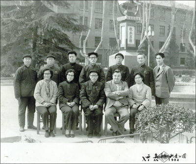 M. Simon CHAPPUIS avec ses étudiants du cours de français de l'Université des communications, Xi'an, mars 1984. À la droite de M. CHAPPUIS, M. CHENG Naijin, vice-président.
